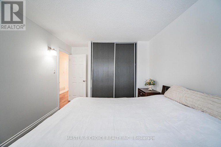 3294 RHONDA VALLEY DRIVE, Mississauga (Mississauga Valleys), Ontario, L5A3E9