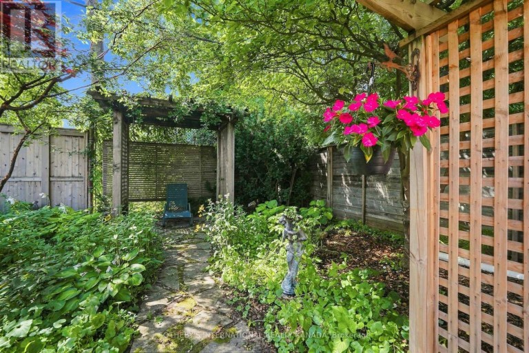 356 HOWLAND AVENUE, Toronto (Casa Loma), Ontario, M5R3B9