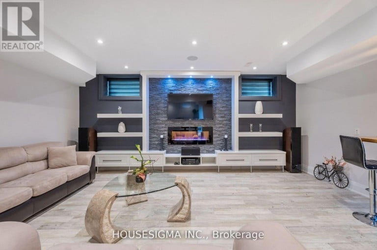 102 OXFORD STREET, Richmond Hill (Mill Pond), Ontario, L4C4L5