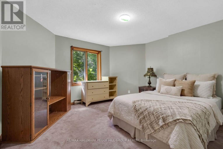 9 LITTLE LAKE DRIVE, Barrie (Little Lake), Ontario, L4M7B9