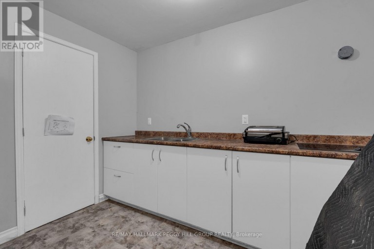 9 LITTLE LAKE DRIVE, Barrie (Little Lake), Ontario, L4M7B9