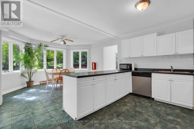 9 LITTLE LAKE DRIVE, Barrie (Little Lake), Ontario, L4M7B9