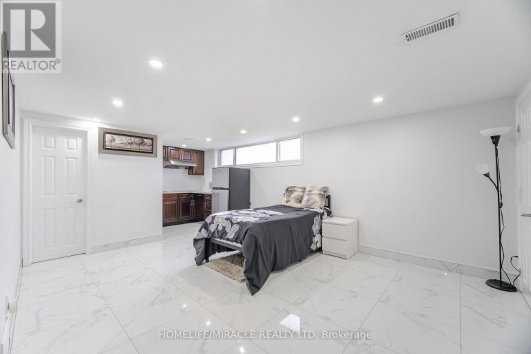 41 BRADSTOCK ROAD, Toronto (Humbermede), Ontario, M9M1M9