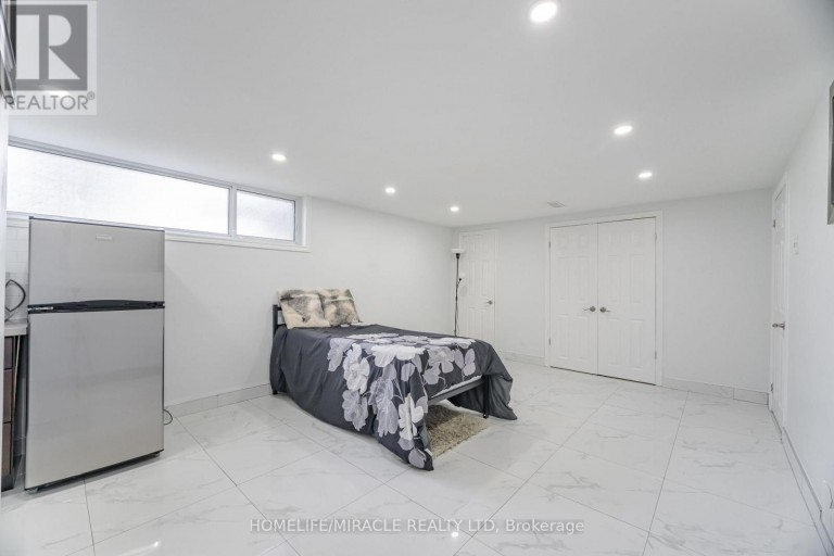 41 BRADSTOCK ROAD, Toronto (Humbermede), Ontario, M9M1M9