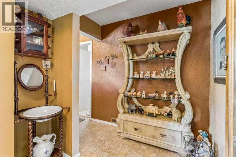 708 Lake Bonavista Drive SE, Calgary, Alberta, T2J0N1