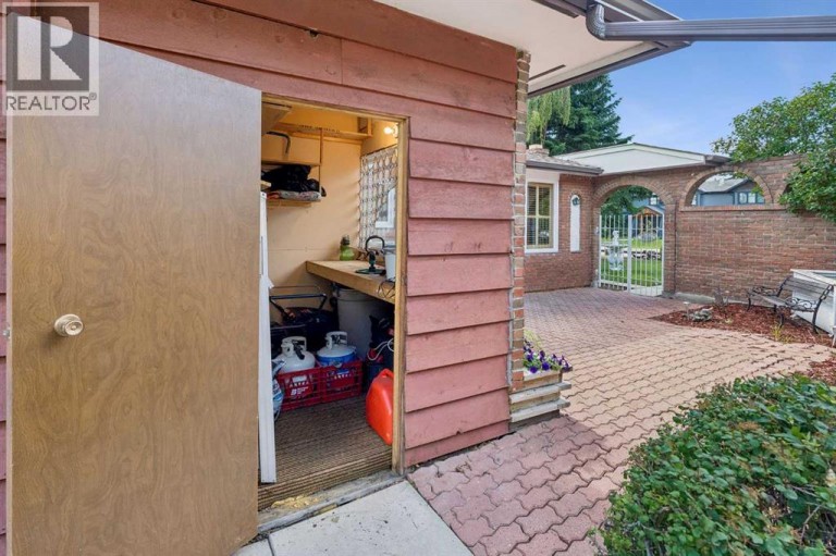 708 Lake Bonavista Drive SE, Calgary, Alberta, T2J0N1