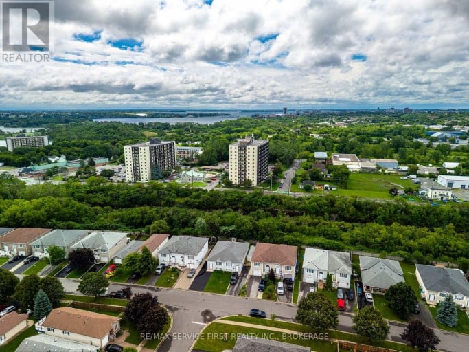 122 BRICELAND STREET, Kingston (Rideau), Ontario, K7K7L2