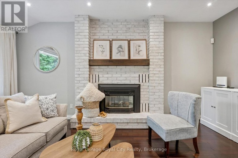 17 SUGARBUSH PLACE, Guelph (Willow West/Sugarbush/West Acres), Ontario, N1H7Z1