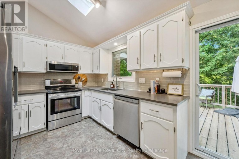 17 SUGARBUSH PLACE, Guelph (Willow West/Sugarbush/West Acres), Ontario, N1H7Z1