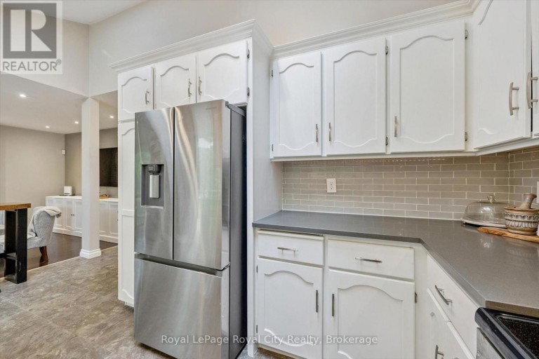 17 SUGARBUSH PLACE, Guelph (Willow West/Sugarbush/West Acres), Ontario, N1H7Z1