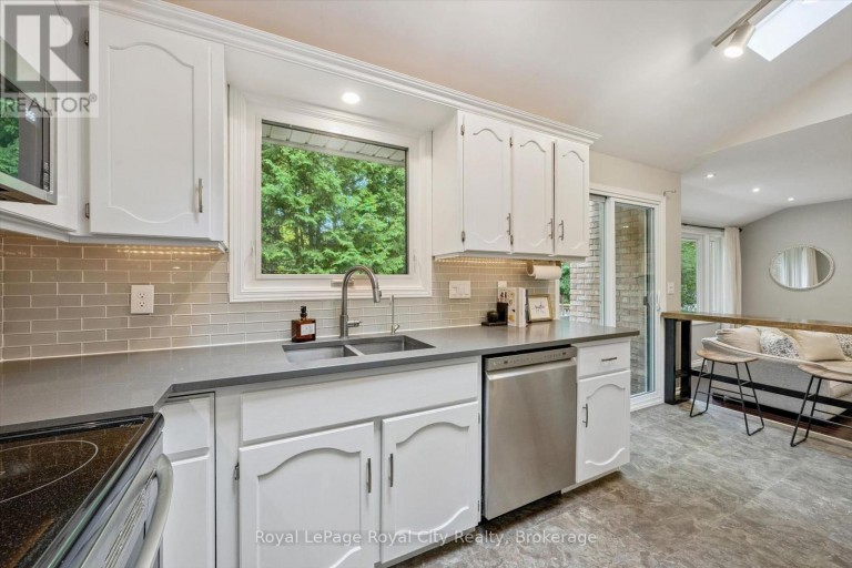 17 SUGARBUSH PLACE, Guelph (Willow West/Sugarbush/West Acres), Ontario, N1H7Z1