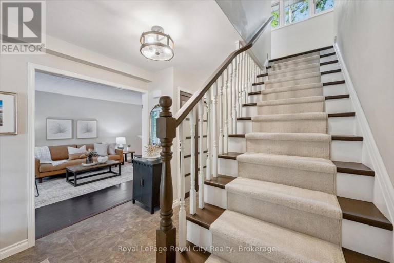 17 SUGARBUSH PLACE, Guelph (Willow West/Sugarbush/West Acres), Ontario, N1H7Z1