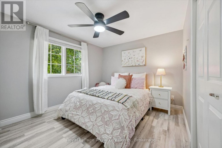 17 SUGARBUSH PLACE, Guelph (Willow West/Sugarbush/West Acres), Ontario, N1H7Z1