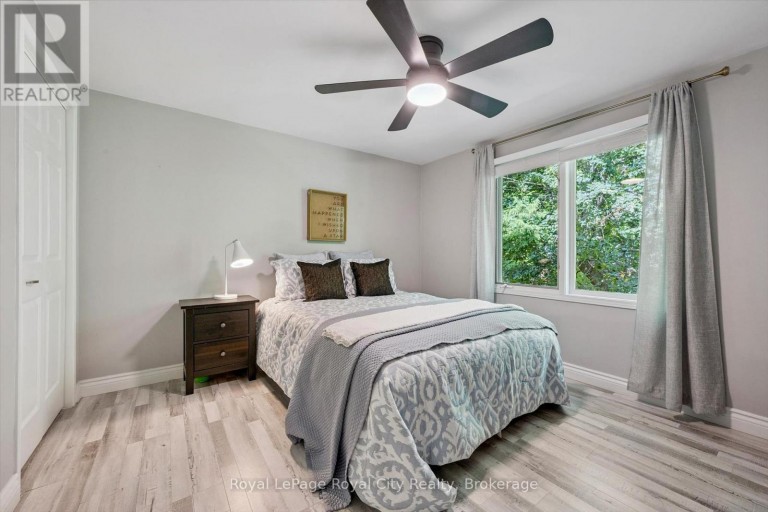 17 SUGARBUSH PLACE, Guelph (Willow West/Sugarbush/West Acres), Ontario, N1H7Z1