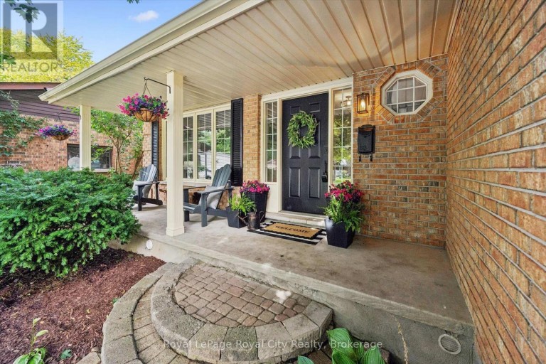 17 SUGARBUSH PLACE, Guelph (Willow West/Sugarbush/West Acres), Ontario, N1H7Z1