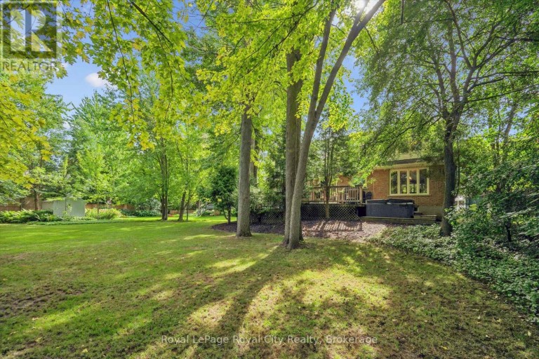 17 SUGARBUSH PLACE, Guelph (Willow West/Sugarbush/West Acres), Ontario, N1H7Z1