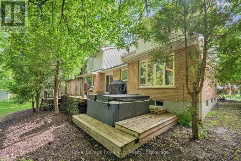 17 SUGARBUSH PLACE, Guelph (Willow West/Sugarbush/West Acres), Ontario, N1H7Z1