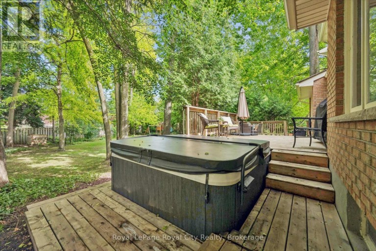 17 SUGARBUSH PLACE, Guelph (Willow West/Sugarbush/West Acres), Ontario, N1H7Z1