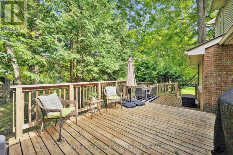 17 SUGARBUSH PLACE, Guelph (Willow West/Sugarbush/West Acres), Ontario, N1H7Z1