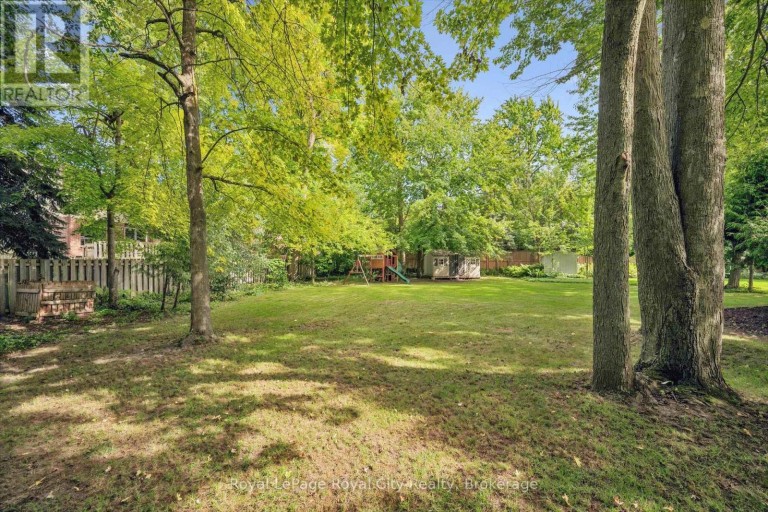17 SUGARBUSH PLACE, Guelph (Willow West/Sugarbush/West Acres), Ontario, N1H7Z1