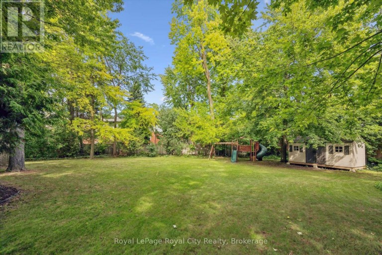 17 SUGARBUSH PLACE, Guelph (Willow West/Sugarbush/West Acres), Ontario, N1H7Z1