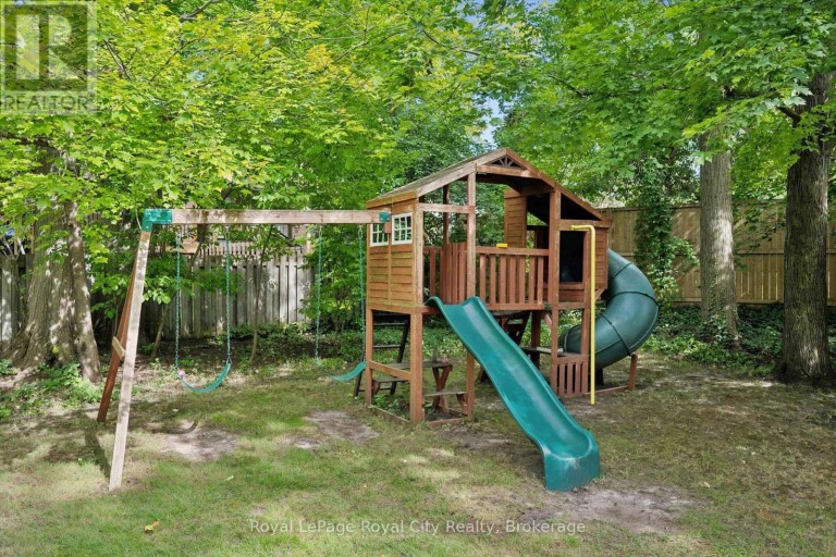 17 SUGARBUSH PLACE, Guelph (Willow West/Sugarbush/West Acres), Ontario, N1H7Z1