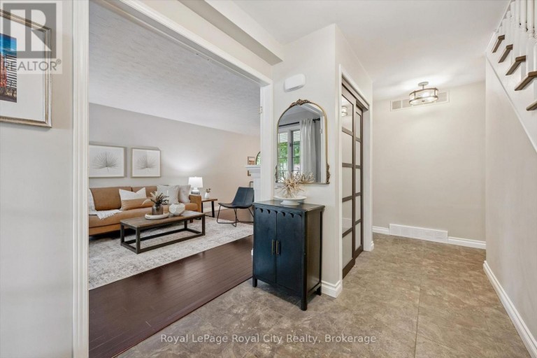 17 SUGARBUSH PLACE, Guelph (Willow West/Sugarbush/West Acres), Ontario, N1H7Z1