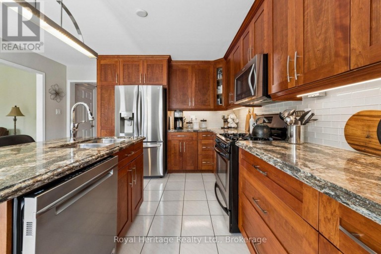 41 WINTERBERRY DRIVE, Whitby (Rolling Acres), Ontario, L1R1Z2