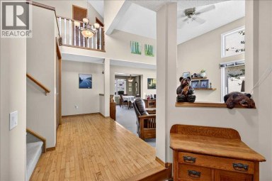 14 Hawkdale Gate NW Calgary Alberta photo 3
