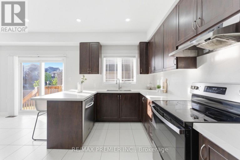 122 MCKENZIE WAY, Bradford West Gwillimbury (Bradford), Ontario, L3Z4J4