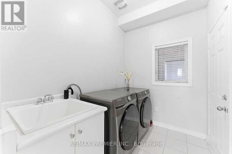 122 MCKENZIE WAY, Bradford West Gwillimbury (Bradford), Ontario, L3Z4J4