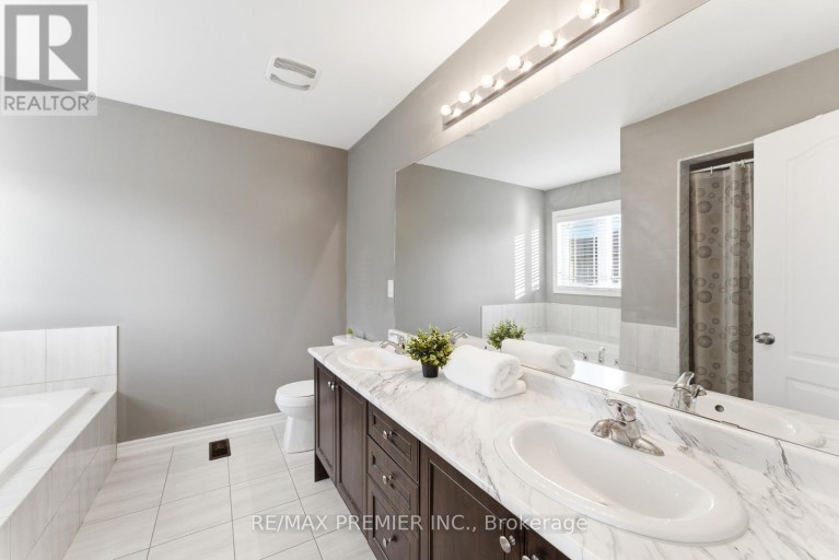 122 MCKENZIE WAY, Bradford West Gwillimbury (Bradford), Ontario, L3Z4J4