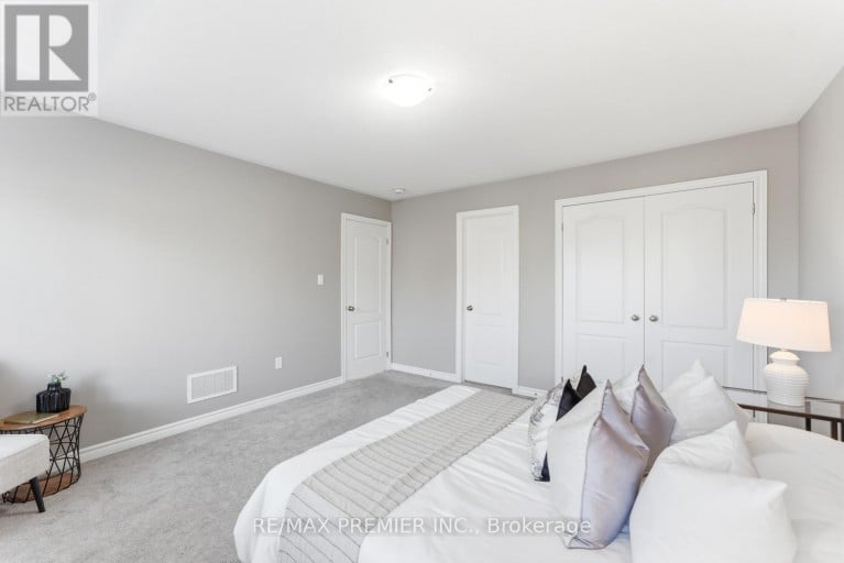 122 MCKENZIE WAY, Bradford West Gwillimbury (Bradford), Ontario, L3Z4J4