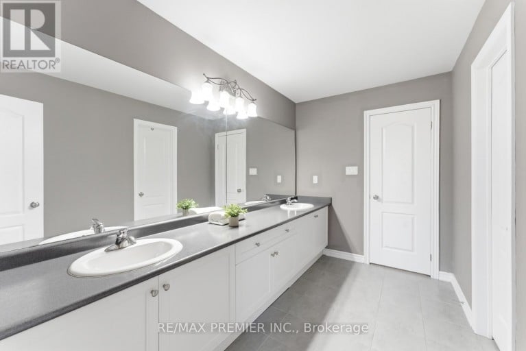 122 MCKENZIE WAY, Bradford West Gwillimbury (Bradford), Ontario, L3Z4J4
