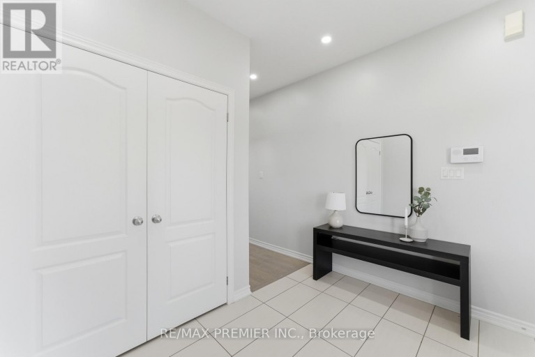 122 MCKENZIE WAY, Bradford West Gwillimbury (Bradford), Ontario, L3Z4J4