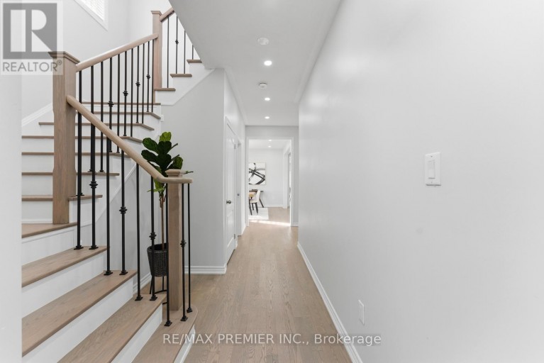 122 MCKENZIE WAY, Bradford West Gwillimbury (Bradford), Ontario, L3Z4J4
