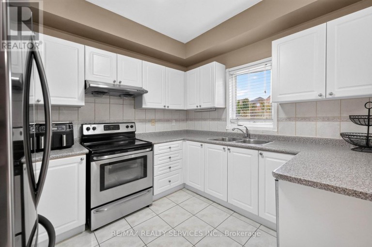 703 TWAIN AVENUE, Mississauga (Meadowvale Village), Ontario, L5W1K7