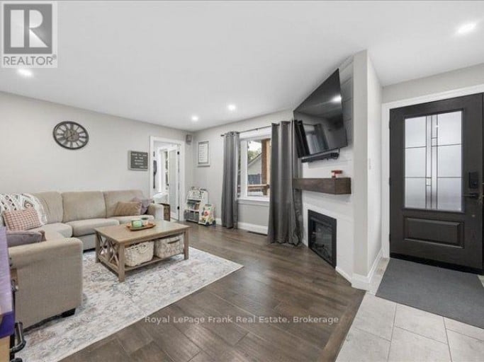 11 MAPLE STREET N, Brock (Sunderland), Ontario, L0C1H0