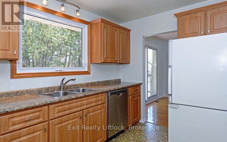 MAIN FLOOR - 4 WALLIS DRIVE, Peterborough (Monaghan Ward 2), Ontario, K9J6B7