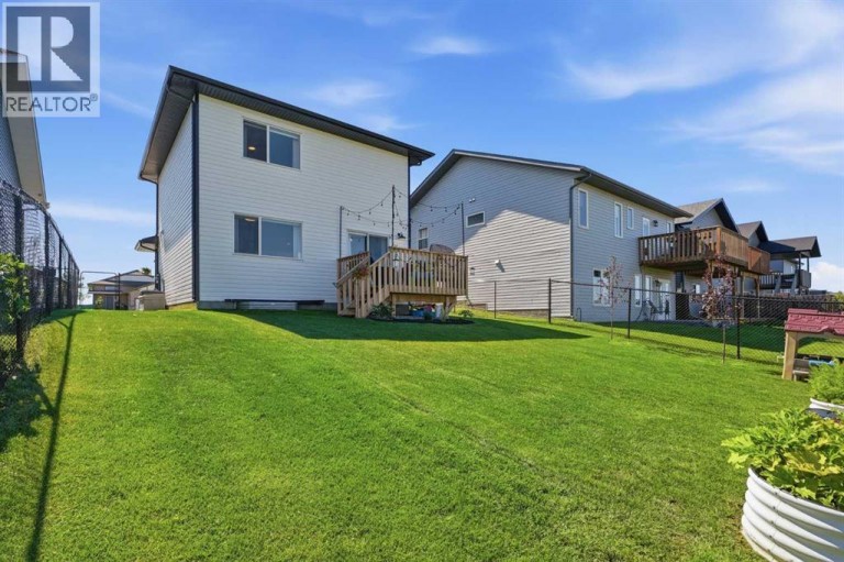 644 Robinson Avenue, Penhold, Alberta, T0M1R0