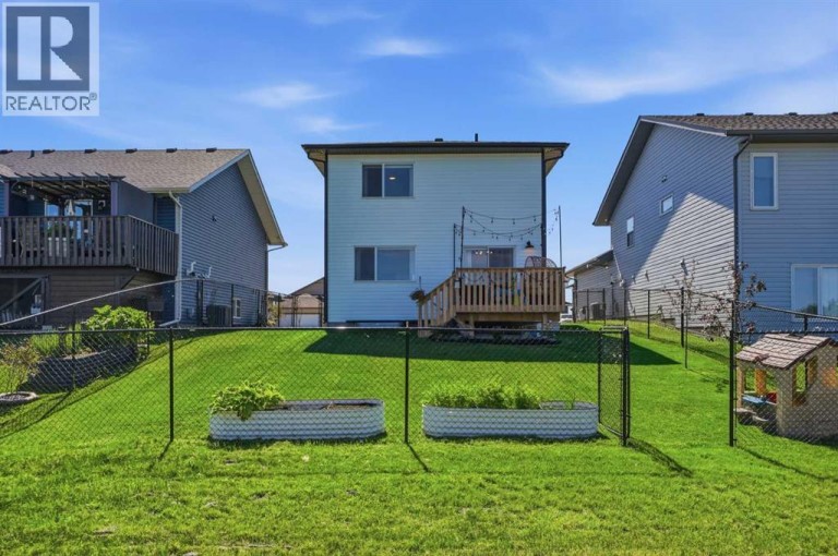 644 Robinson Avenue, Penhold, Alberta, T0M1R0