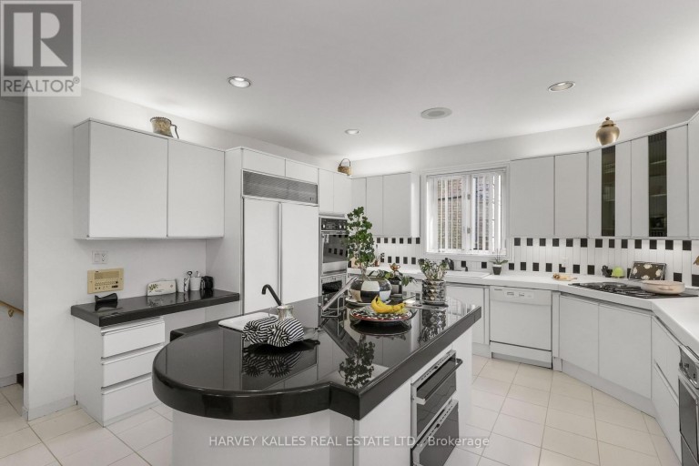 83 HILLMOUNT AVENUE, Toronto (Englemount-Lawrence), Ontario, M6B1X5