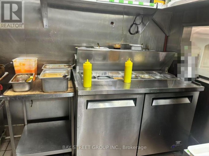 UPPER - 261 SPADINA AVENUE, Toronto (Kensington-Chinatown), Ontario, M5T2E3