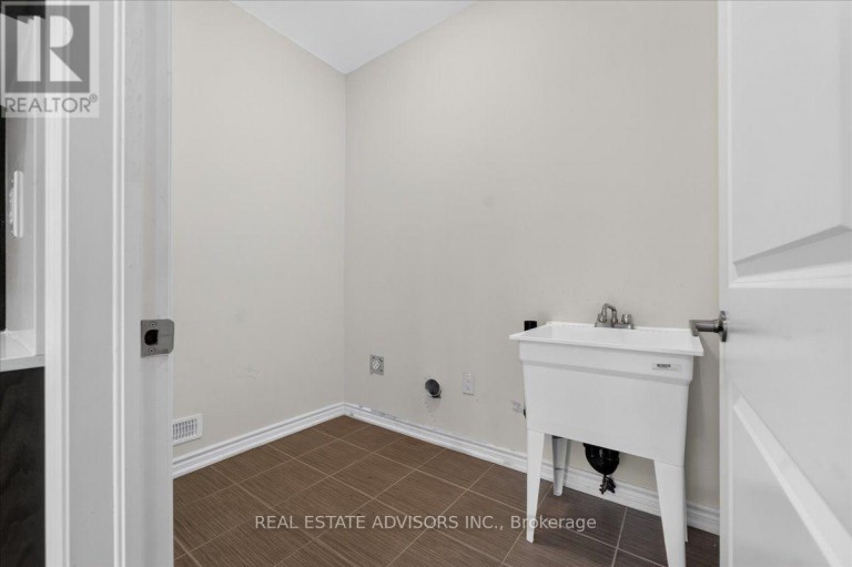 574 QUEEN MARY DRIVE, Brampton (Northwest Brampton), Ontario, L7A4Y6