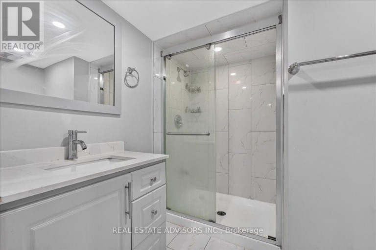 574 QUEEN MARY DRIVE, Brampton (Northwest Brampton), Ontario, L7A4Y6