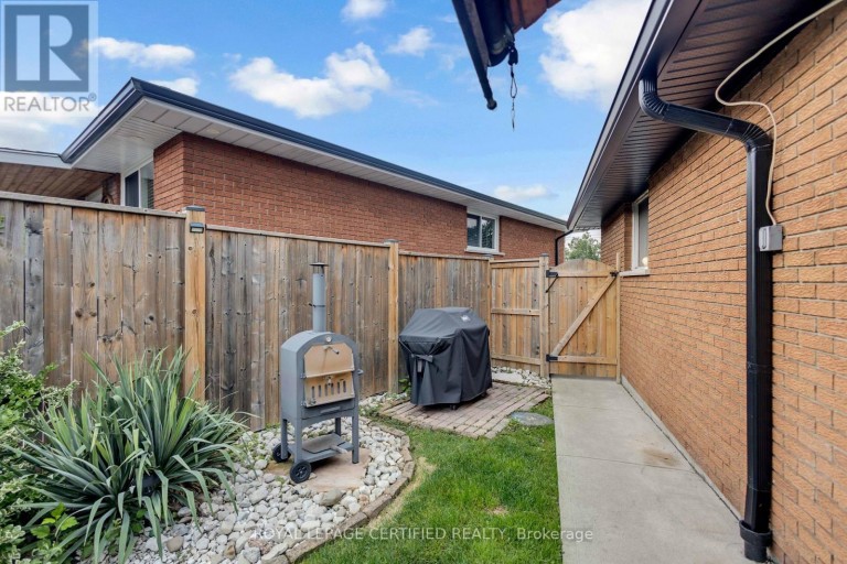 24 NORTHGATE DRIVE, Hamilton (Lisgar), Ontario, L8T2Y7