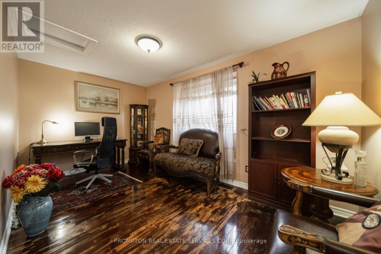 25 ROUTLIFFE LANE, Toronto (Newtonbrook West), Ontario, M2N0A5