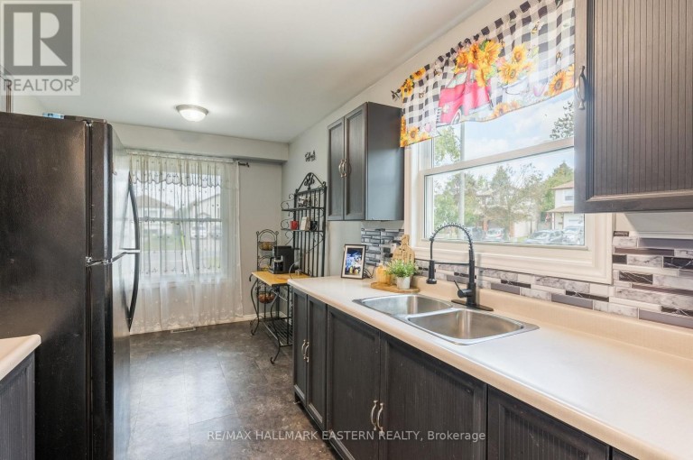 1222 HUNTINGTON CIRCLE, Peterborough (Otonabee Ward 1), Ontario, K9K2B5