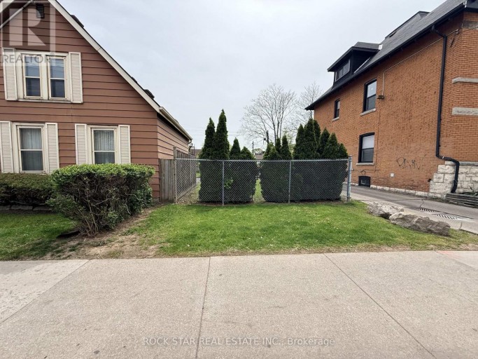 356 BARTON STREET E, Hamilton (Landsdale), Ontario, L8L2X9