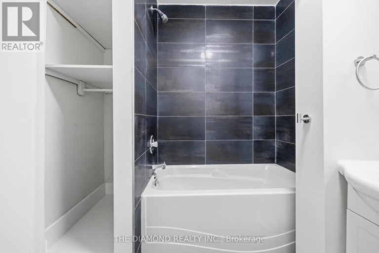 1958A EGLINTON AVENUE W, Toronto (Briar Hill-Belgravia), Ontario, M6E2J8